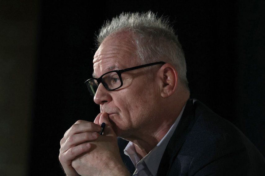 El Delegado General del Festival, Thierry Fremaux, observa la rueda de prensa que anuncia la selección oficial de la 77.ª edición del Festival de Cine de Cannes, en el cine UGC Normandie de París, el 11 de abril de 2024. Thierry Fremaux estrena un documental sobre los hermanos Auguste y Louis Lumière, pioneros cineastas e inventores franceses.