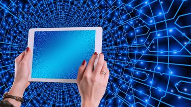 La mujer moderna está conectada con la tecnología