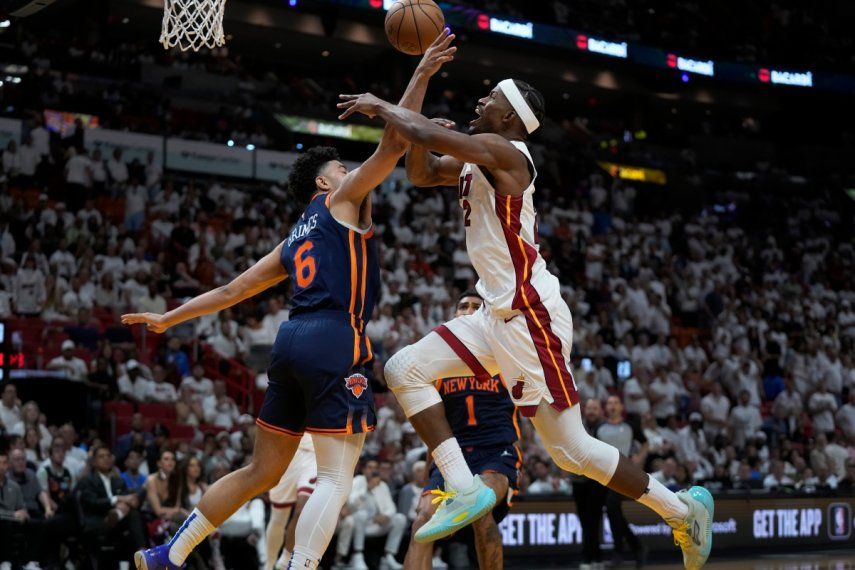 El escolta de los Knicks de Nueva York, Quentin Grimes (6), bloquea un tiro del alero del Heat de Miami, Jimmy Butler (22), durante la segunda mitad del Juego 3 de una serie de playoffs de segunda ronda de baloncesto de la NBA