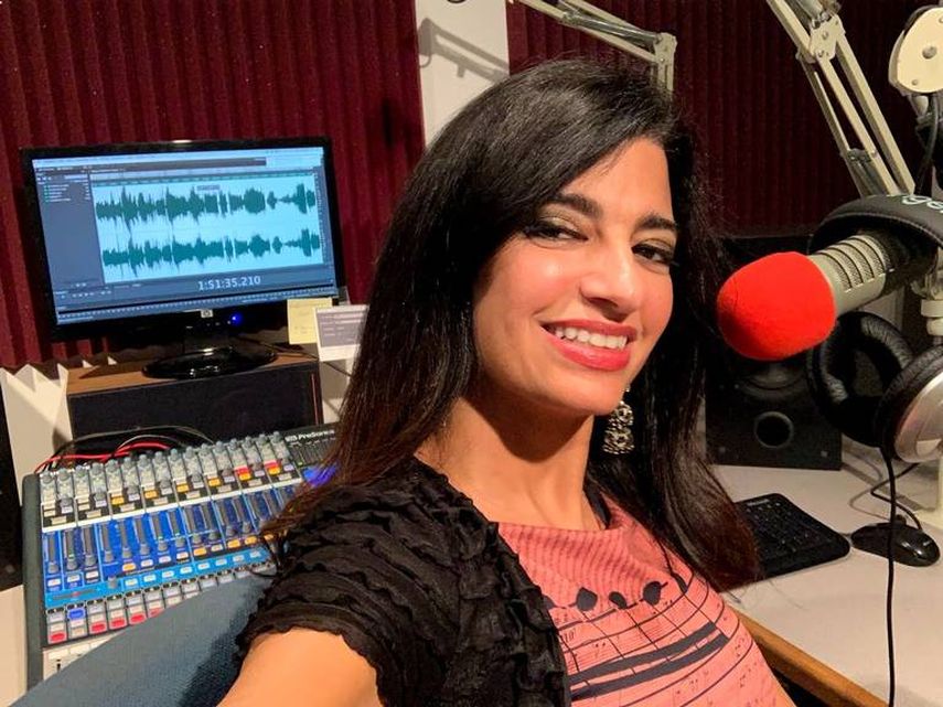 Viviam María conduce en Miami el programa radial Cubaneando.