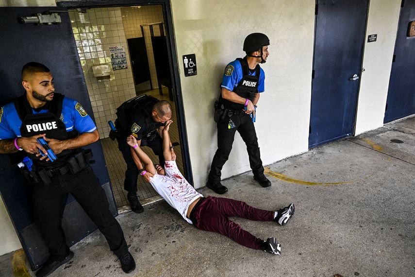La policía de Miami para un tiroteo escolar realiza entrenamiento para prevenir ataque en las escuelas.