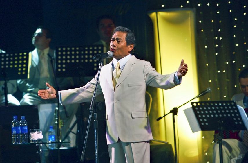 En esta foto del 31 de marzo de 2006, el cantante y compositor mexicano Armando Manzanero actúa en Managua, Nicaragua. El maestro de la música romántica conocido por canciones como Somos novios y Contigo aprendí&nbsp;falleció el lunes 28 de diciembre de 2020 en la Ciudad de México.&nbsp;