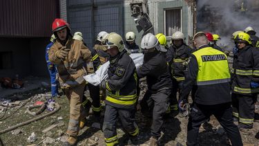 Bomberos trasladan un cuerpo que sacaron que entre los escombros de un edificio residencial alcanzado por un ataque ruso, en Uman, en el centro de Ucrania, el 28 de abril de 2023.&nbsp;