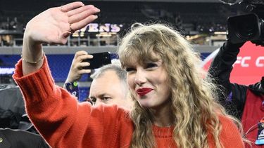 Taylor Swift saluda tras el partido de campeonato AFC NFL entre los Ravens de Baltimore y los Chiefs de Kansas City el domingo 28 de enero de 2024, en Baltimore.