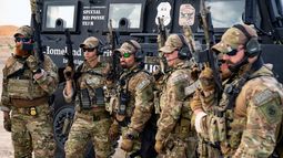 Agentes de la división de Investigaciones de Seguridad Nacional (HSI), que pertenece al Servicio de Inmigración y Control de Aduanas (ICE).