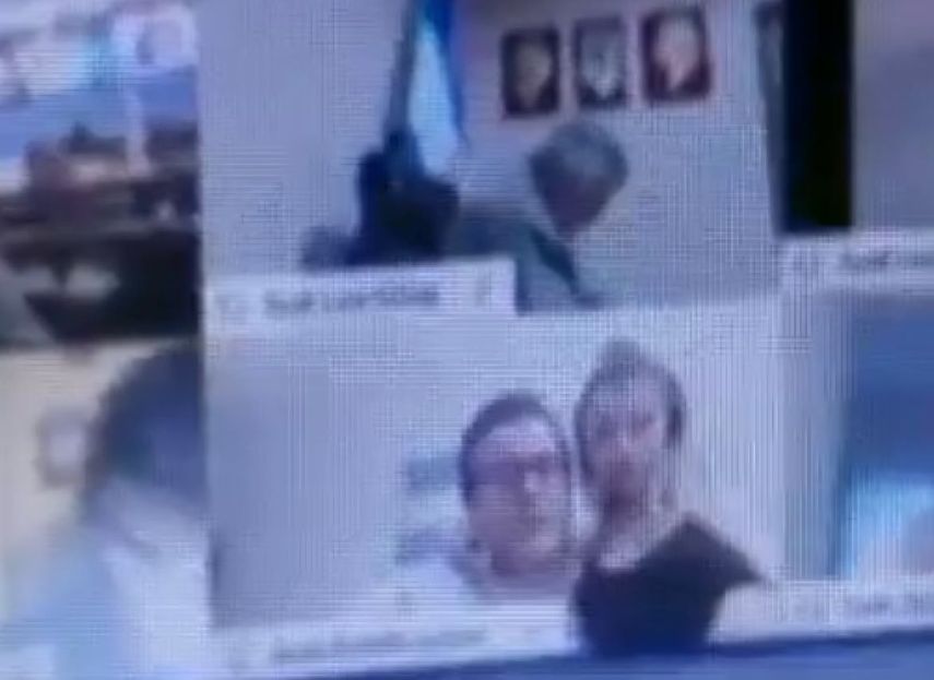 El diputado oficialista Juan Emilio Ameri dimitió al cargo tras protagonizar una escena erótica mientras se desarrollaba una sesión virtual del Congreso.