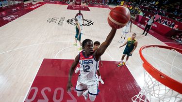 Jrue Holiday, de Estados Unidos, ataca el canasto durante el encuentro de semifinales ante Australia en los Juegos Olímpicos de Tokio 2020