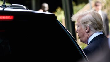 El presidente Donald Trump camina hacia su automóvil mientras se retira de la cumbre del G7 en Canadá, antes de iniciar viaje a Singapur este 9 de junio de 2018.