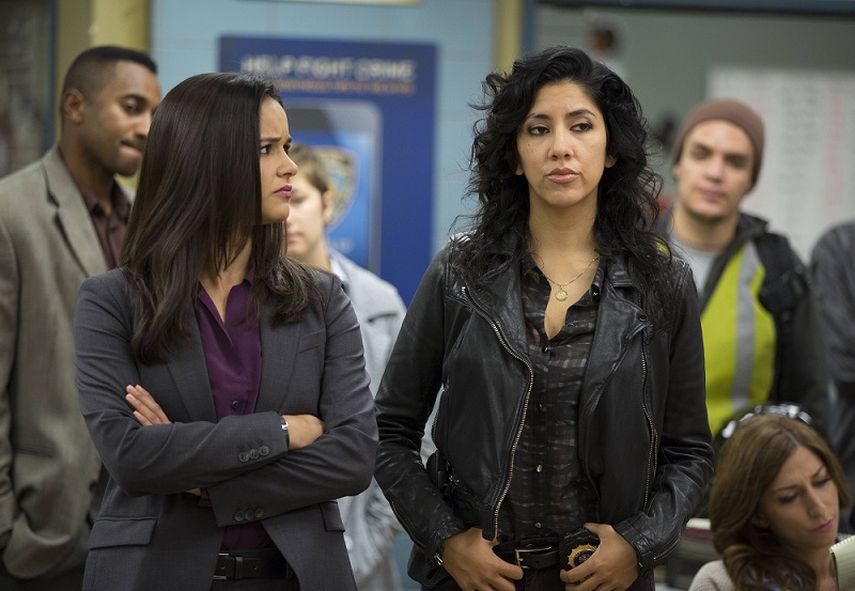 Las actrices Melissa Fumero y Stephanie Beatriz en una escena de la serie de comedia Brooklyn Nine-Nine. (AP). 