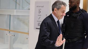 El expresidente francés Nicolas Sarkozy sale después de una audiencia en su juicio por cargos de financiación ilegal de campaña de Libia para su exitosa candidatura presidencial de 2007, en el Tribunal de Paris en París, el 27 de marzo de 2025.