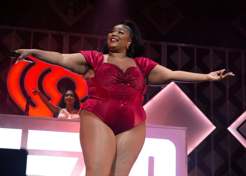 En esta fotograf&iacute;a de archivo del 11 de diciembre de 2019 Lizzo durante su presentaci&oacute;n en el concierto Q102s iHeartRadio Jingle Ball 2019 en Filadelfia.