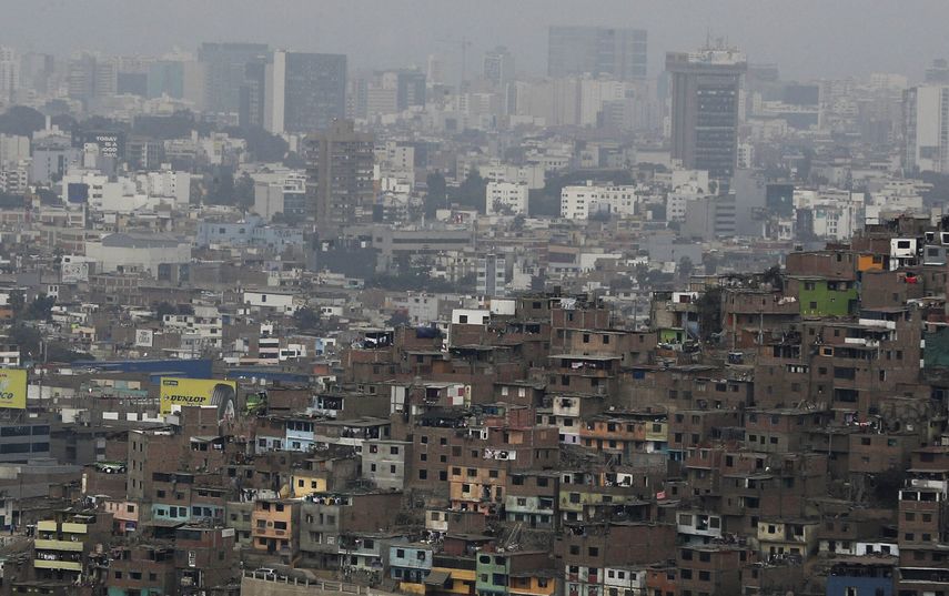 En esta imagen, tomada el 30 de julio de 2020, viviendas de concreto llenan el barrio humilde de El Agustino, con el distrito financiero de San Isidro al fondo, en Lima, Per&uacute;. Per&uacute; fue el primer pa&iacute;s de Latinoam&eacute;rica que impuso una cuarentena generalizada el 16 de marzo para frenar al propagaci&oacute;n del coronavirus.&nbsp;