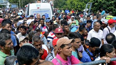 Un numeroso grupo de&nbsp;venezolanos espera para ingresar a Colombia por el puente internacional Simón Bolívar el viernes 9 de febrero de 2018, en&nbsp;Cúcuta, tras las medidas de control migratorio dictadas por el presidente Juan Manuel Santos.