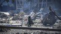 Un bombero ucraniano trabaja cerca de un edificio destruido a las afueras de Odesa, Ucrania, el martes 10 de mayo de 2022. El ejército ucraniano dijo que las fuerzas rusas habían lanzado siete misiles el lunes contra el crucial puerto de Odesa, en el Mar Negro, que alcanzaron un centro comercial y un almacén. 