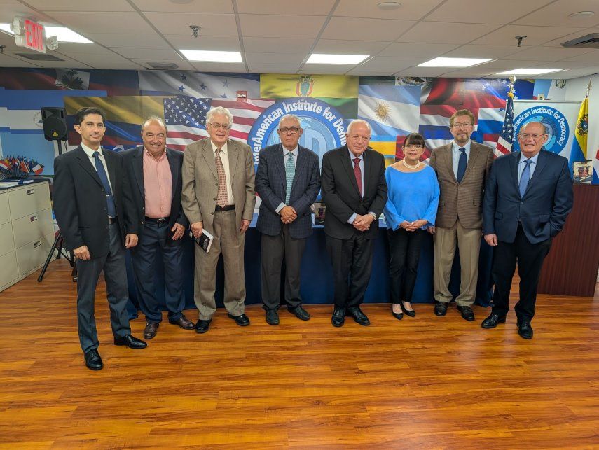 Los panelistas del evento, de izq. a der., Francisco Endara Daza, Norberto Spangaro, Marcos Antonio Ramos, Edgar C. Otálvora, Tomás Regalado, Beatrice Rangel, Carlos Sánchez Berzaín y Omar González Moreno.