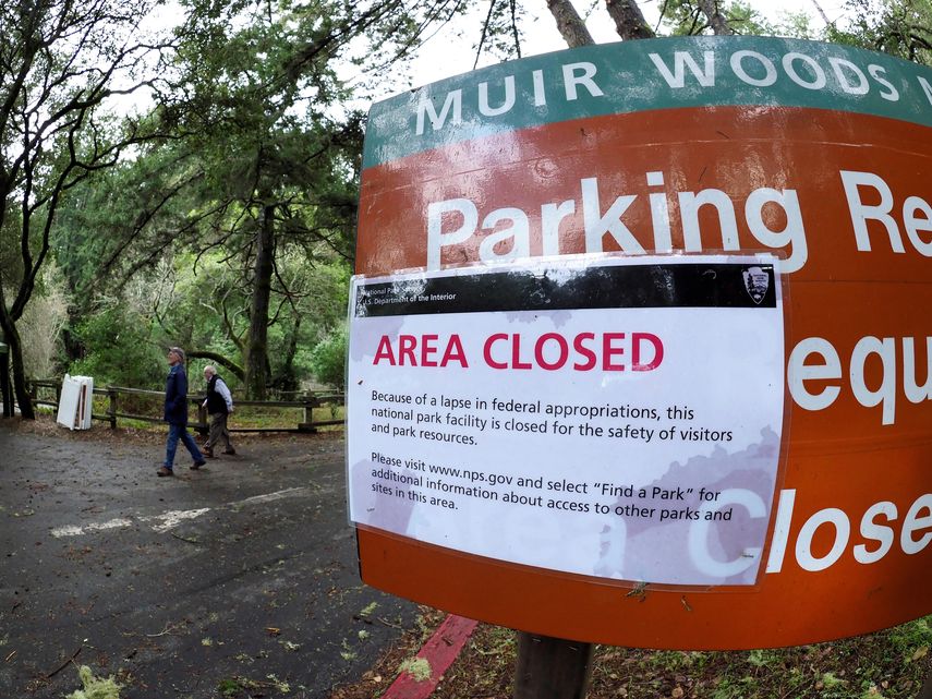 Un letrero informa del&nbsp;cierre&nbsp;del Monumento Nacional Muir Woods, en California, debido al cierre de la Administración Federal de EEUU.