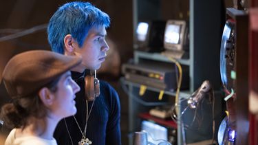 En esta imagen difundida por HBO, el actor de comedia y guionista salvadore&ntilde;o Julio Torres durante la producci&oacute;n de la serie Los Espookys.&nbsp;