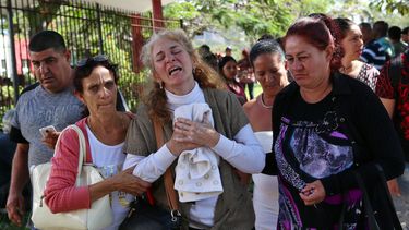 Inés González (c), madre de uno de los fallecidos en el desastre aéreo que cobró la vida a 108 de los 111 ocupantes del avión accidentado ayer en La Habana, al salir del instituto de Medicina Legal donde se realiza la identificación de las víctimas.&nbsp;