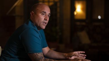 José Irizarry, en algún momento un destacado agente de la DEA y quien fue sentenciado a más de 12 años en una prisión federal por conspirar para lavar dinero con un cártel colombiano de las drogas, habla durante una entrevista la noche antes de ser enviado a un centro federal de detención en San Juan, Puerto Rico, el miércoles 5 de enero de 2022. Según Irizarry, docenas de otros agentes federales, fiscales e informantes estaban metidos en el llamado “Team America (Equipo América) que recolectaba el dinero proveniente del lavado de dinero.&nbsp;