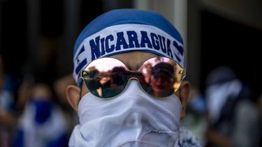 Un joven participa en una concentración para pedir la renuncia del dictador Daniel Ortega en un centro comercial, en Managua (Nicaragua).&nbsp;