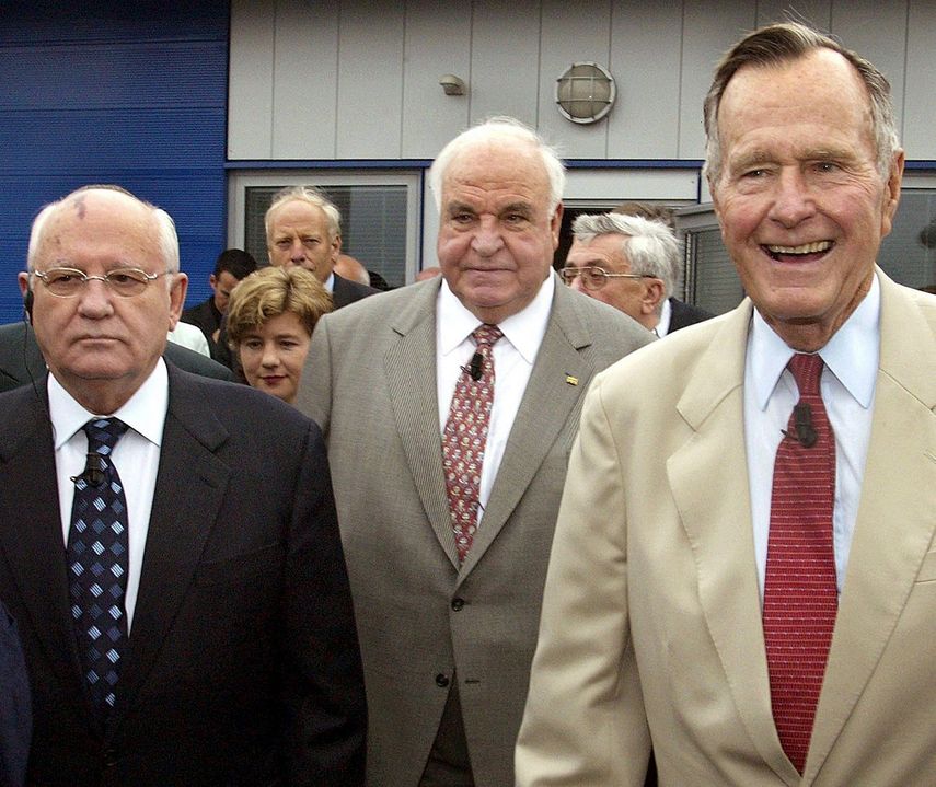 El expresidente de la Unión Soviética Mikhail Gorbachov (izq.), el exanciller alemán Helmut Kohl (en.c), y el expresidente de EEUU George H.W. Bush (der.), en Geisa, Alemania, el viernes 17 de junio de 2005.