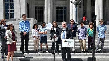 Los ocho demandantes reunidos en las graderías de la Corte Civil del condado Miami-Dade. Habla el abogado Mitchell A. Chester.