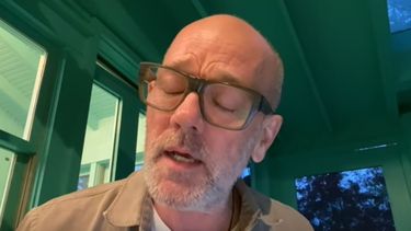 Michael Stipe comparte una nueva canci&oacute;n: No time for love like now.