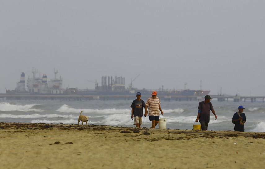 El buque iraní Fortune, que lleva gasolina a Venezuela, atraca en la refinería El Palito, cerca de Puerto Cabello, el lunes 25 de mayo de 2020.