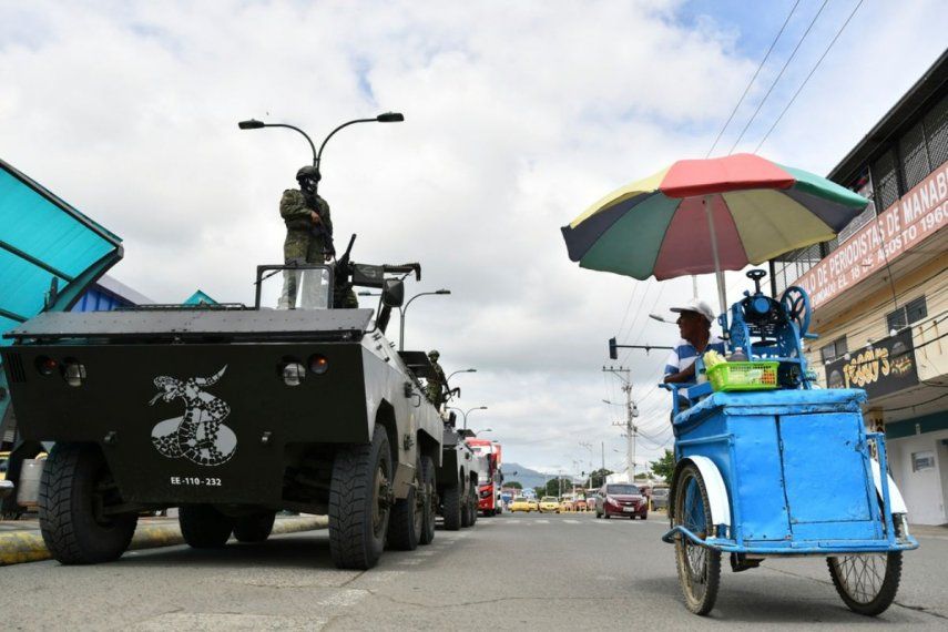 Soldados patrullan las calles en vehículos blindados en Portoviejo, Ecuador.