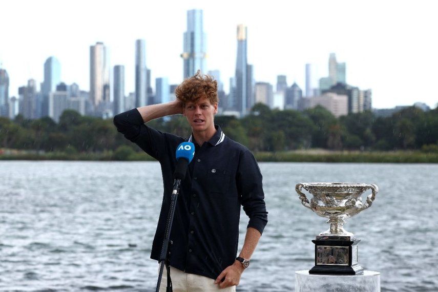 Jannik Sinner de Italia habla en un evento de prensa con el trofeo Norman Brookes Challenge Cup luego de su victoria contra el alemán Alexander Zverev en el partido final individual masculino del torneo de tenis Abierto de Australia en Melbourne el 27 de enero de 2025.&nbsp;