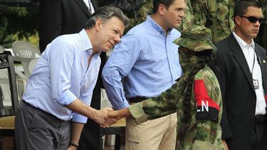 El presidente Santos da la mano a un guerrillero del ELN.&nbsp;