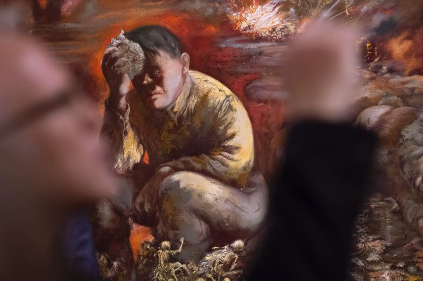 Un hombre toma una foto de la pintura Ca&iacute;n o Hitler en el infierno de George Grosz durante una presentaci&oacute;n a la prensa en el Museo Hist&oacute;rico Alem&aacute;n, en Berl&iacute;n, el martes cuatro de febrero del 2020. La obra de 1944 forma parte de una nueva colecci&oacute;n permanente en el museo.&nbsp;