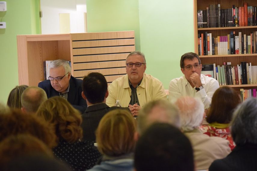 El editor Sergio Dahbar y los periodistas Ewald Scharfenberg y Alfredo Meza presentaron el libro de Panama Papers Venezuela