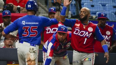 Henry Urrutia (izquierda), de República Dominicana, es felicitado por su compañero Emilio Bonifacio tras anotar ante Venezuela en la final de la Serie del Caribe, el viernes 10 de febrero de 2023&nbsp;