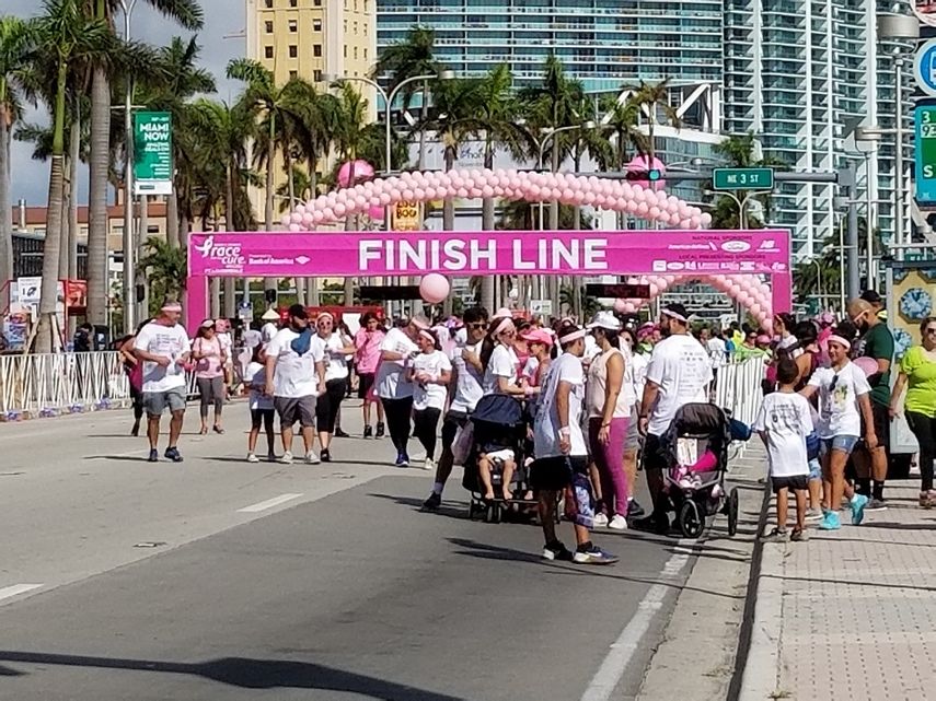 Niños, jovenes, adultos, hombres y mujeres, todos dijeron presenteen la caminata organizada por la Fundación Susan G. Komen.