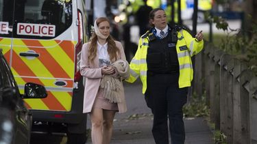 Una agente de policía escolta a una herida en los alrededores de la estación de metro Parsons Green en Londres (Reino Unido). 