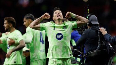 El delantero polaco del Barcelona, Robert Lewandowski, celebra la victoria al final del partido de la liga española contra el Atlético de Madrid en el Estadio Metropolitano de Madrid, el 16 de marzo de 2025.