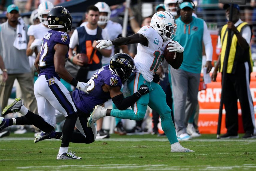 Chuck Clark (36), safety de Ravens, alcanza a Tyreek Hill (10), receptor de los Dolphins de Miami, durante la segunda mitad del juego de la NFL, el domingo 18 de septiembre de 2022, en Baltimore. 