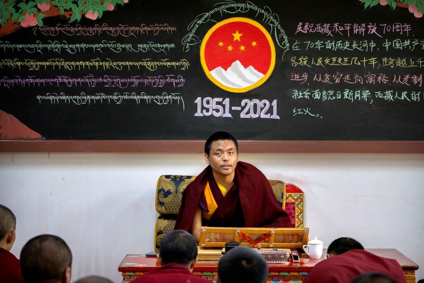 Un monje dicta una clase en el Colegio Budista Tibetano de Lhasa, en la Región Autónoma Tibetana de China.