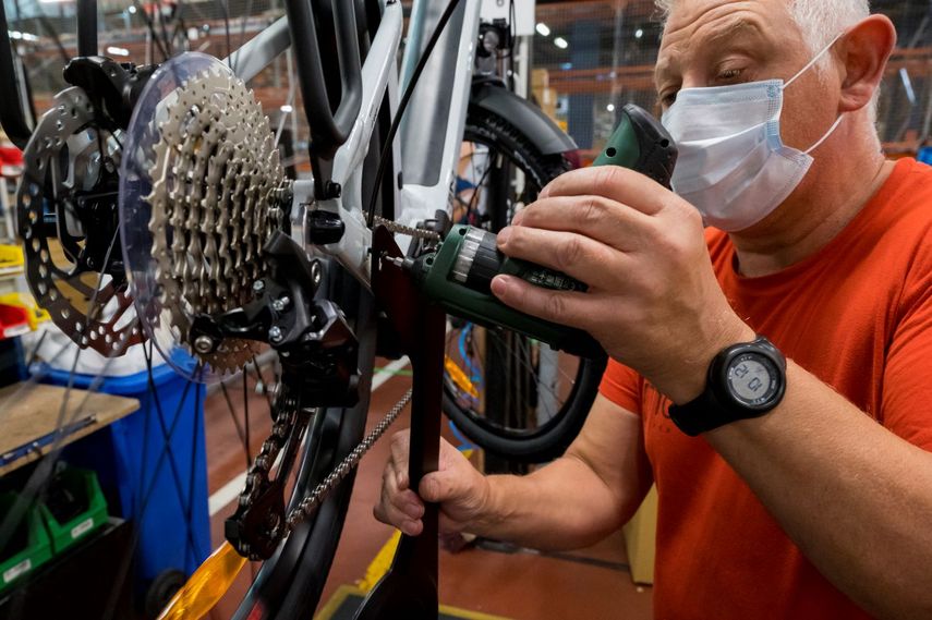 Un instalador trabaja en la confección manual de una bicicleta.