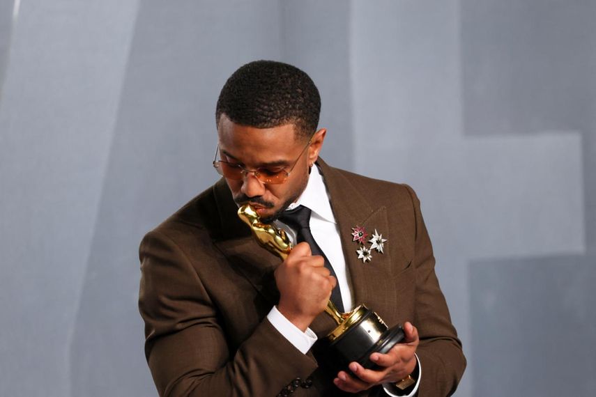 El actor estadounidense Michael B. Jordan sostiene el Óscar al Mejor Actor Protagonista por «Sinners» mientras asiste a la fiesta de los Óscar de Vanity Fair en el Museo de Arte del Condado de Los Ángeles (LACMA), en Los Ángeles, el 15 de marzo de 2026.