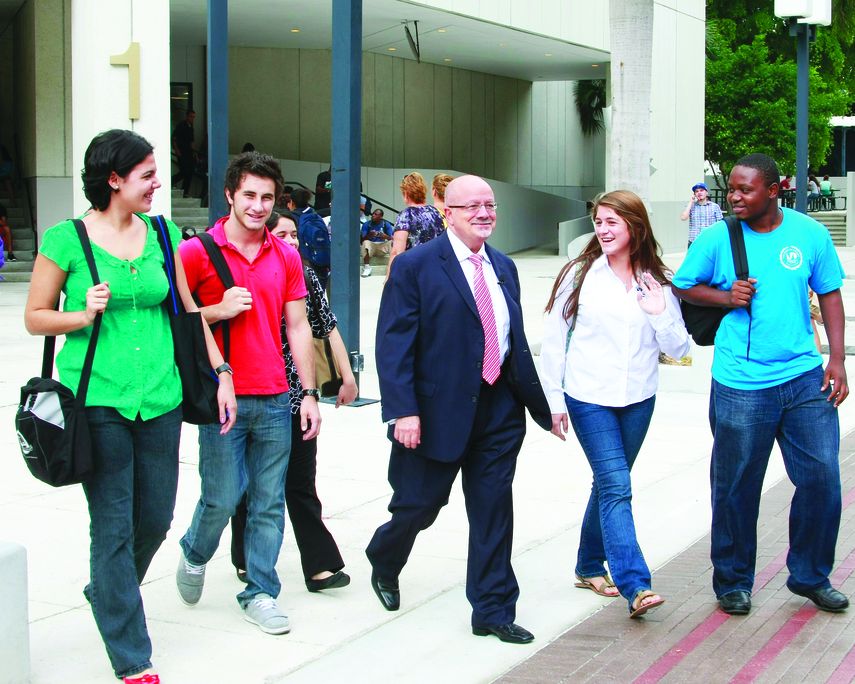 El presidente de MDC, Eduardo Padrón, pasea por los predios de la institución académica junto a estudiantes.