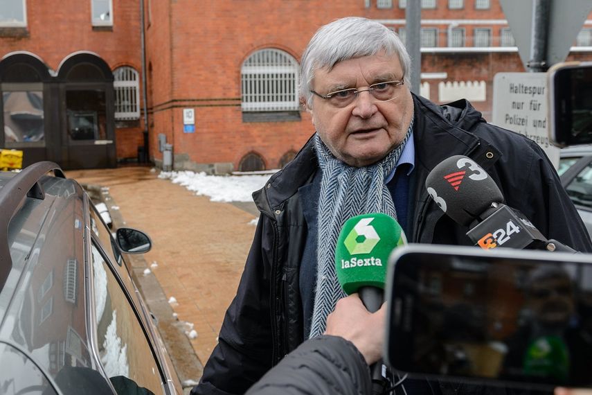 Wolfgang Schomburg, abogado alemán del expresidente catalán Carles&nbsp;Puigdemont, hace una declaración a medios españoles a su salida de la prisión de Neumünster tras mantener una reunión con su cliente.