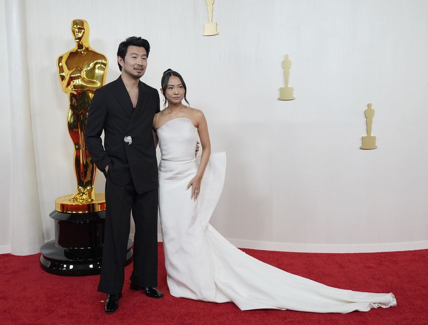 Simu Liu y Allison Hsu llegan a los Óscar el domingo 10 de marzo de 2024 en el Dolby Theatre de Hollywood.&nbsp;
