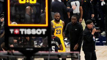 El alero de los Lakers de Los Ángeles LeBron James (23) abandona la cancha luego de la derrota ante los Nuggets de Denver en el Juego 2 de la serie de primera ronda en la postemporada de la NBA, el lunes 22 de abril de 2024, en Denver.