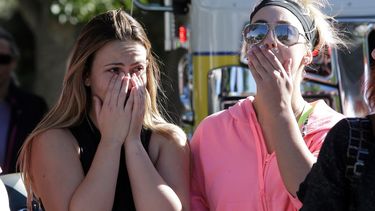 Dos amigas de una de las víctimas del tiroteo en un bar lloran su pérdida tras el tiroteo en Thousand Oaks, California.