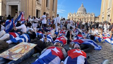 Cubanos se acostaron sobre la&nbsp; Via della Conciliazione, una de las avenidas en Roma, Italia, para expresar sus demandas por libertad en Cuba y pedir el apoyo del papa Francisco.&nbsp;