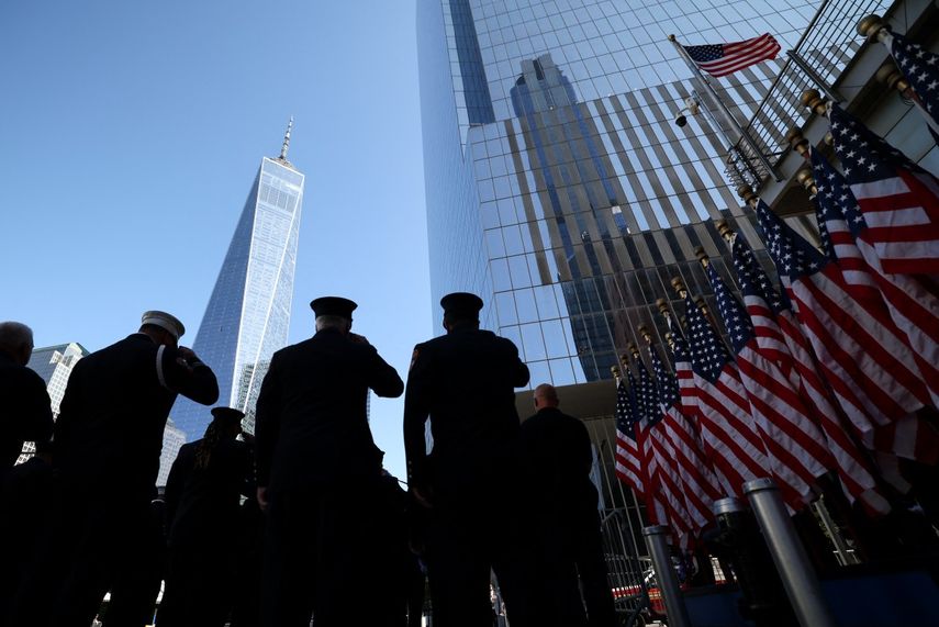 Bomberos rinden homenaje frente a una estación de bomberos (escalera 10, motor 10) cerca del Monumento Nacional del 11-S en el complejo del World Trade Center, durante las ceremonias que conmemoran el 24.º aniversario de los atentados del 11-S en Nueva York el 11 de septiembre de 2025. Nueva York conmemoró el jueves los devastadores atentados del 11 de septiembre de 2001, 24 años después de los secuestros de aviones que se cobraron casi 3.000 vidas y cambiaron para siempre Estados Unidos.&nbsp;&nbsp;