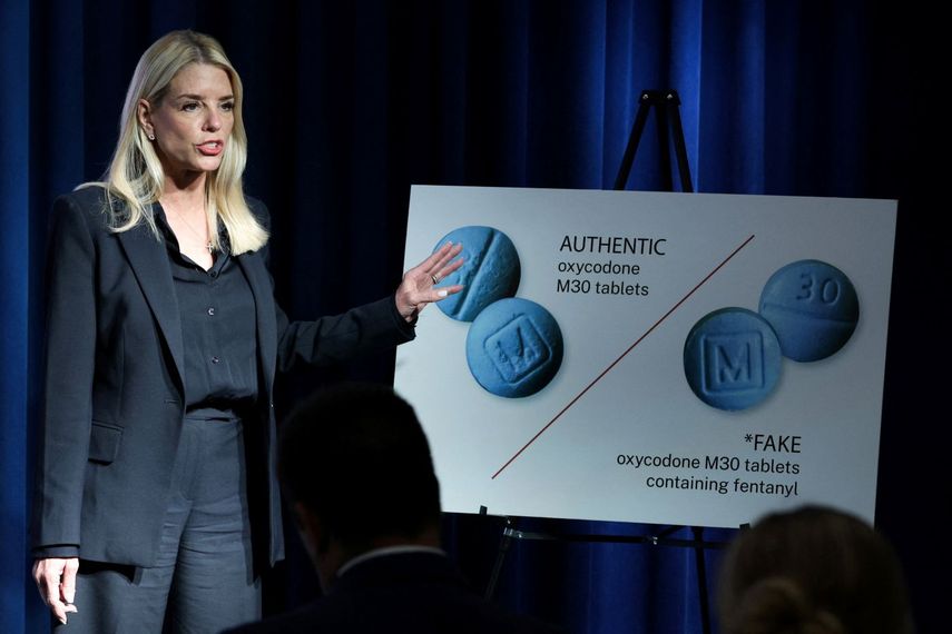 La secretaria de Justicia de Estados Unidos explica las incautaciones de potentes drogas por parte de la DEA en el comercio de drogas por la frontera con México.