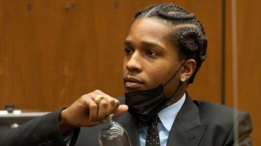 Rakim Mayers, también conocido como A$AP Rocky, se sienta en el Centro de Justicia Penal Clara Shortridge Foltz durante una audiencia preliminar sobre su juicio por agresión con un arma de fuego semiautomática en Los Ángeles, California, el 20 de noviembre de 2023.